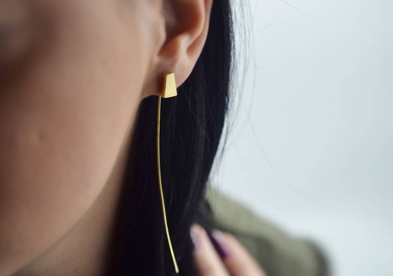 Moderne Minimal Ohrringe Massive 18K Gold Ultra Dünne Edgy Frau Line Handmade Moderne Minimal Ohrringe Massive 18K Gold Ultra Dünne Edgy Frau Line Handmade von ViazisJewelry