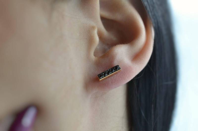 Natürliche Schwarze Diamant Gold Ohrstecker Solid 18K Bolzen Linie Bar Ohrringe Boho Kleine Moderne Minimale von ViazisJewelry