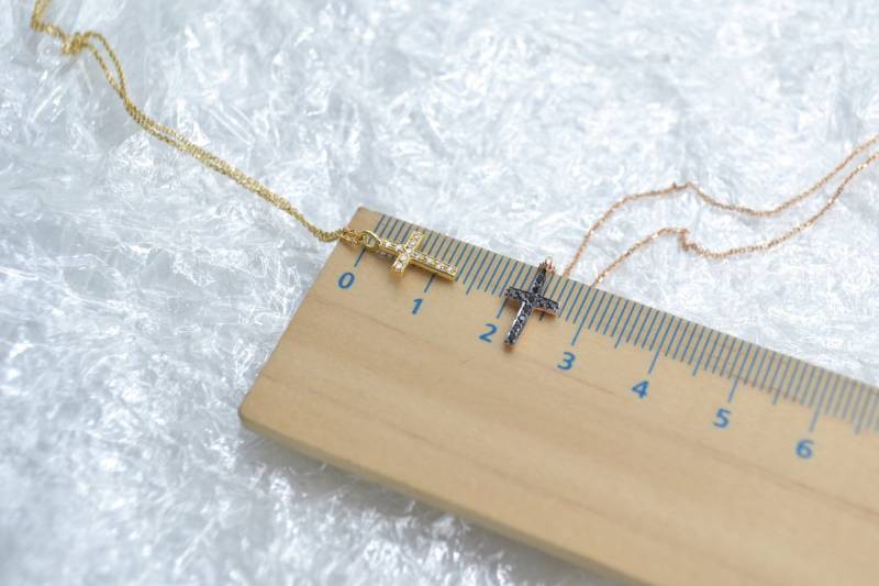 Natürliche Schwarze Diamant Kreuz Massiv 18K Rose Gold Halskette Gelbgold Winzige Natürliche Schwarze Diamant Kreuz Massiv 18K Rose Gold Halskette Gelbgold Winzige von ViazisJewelry