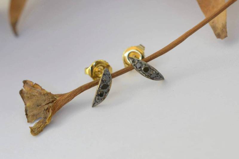 Schwarz Diamant Ohrstecker Massiv 18K Gold Kleine Boho Blatt Zierliche Pave 2 Set Handgemacht von ViazisJewelry