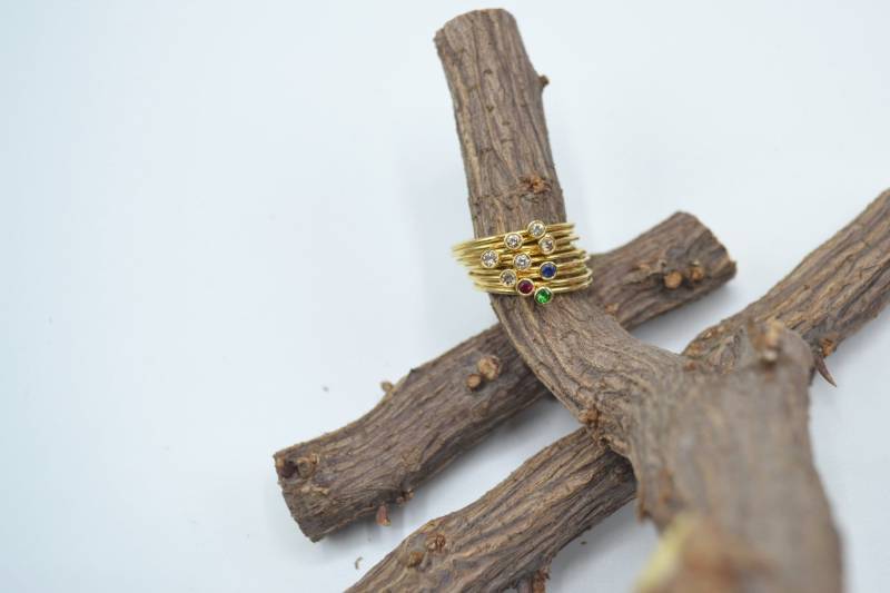 Ultra Dünner Goldring Massive 18K Goldringe Winziger Geburtsstein Ring Edelsteinring Dünner Zierlicher Winziges Versprechen Solitär Gold Ultra Dünner Goldring Massive 18K Goldringe Winziger Geburtsstein Ring Edelsteinring Dünner Zierlicher Winziges Versprechen Solitär Gold von ViazisJewelry