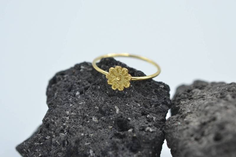 Blume Ring Massiv 18K Gold Gänseblümchen Stapel Natur Inspiriert Winziger Versprechen Schlank Goldring Bff Handgemacht Blume Ring Massiv 18K Gold Gänseblümchen Stapel Natur Inspiriert Winziger Versprechen Schlank Goldring Bff Handgemacht von ViazisJewelry