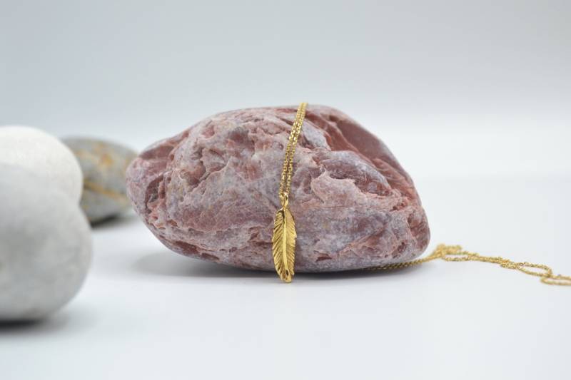 Zierliche Feder Solid 18K Gold Halskette Geist Reise Inspiration Zarte Leben Natur Charme Handmade Griechenland Zierliche Feder Solid 18K Gold Halskette Geist Reise Inspiration Zarte Leben Natur Charme Handmade Griechenland von ViazisJewelry