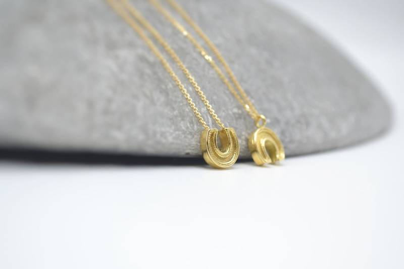 Zierliche Hufeisen Halskette Massiv 18K Gold Reiter U Bar Glücksbringer Pferd Charm Handgemacht Zierliche Hufeisen Halskette Massiv 18K Gold Reiter U Bar Glücksbringer Pferd Charm Handgemacht von ViazisJewelry