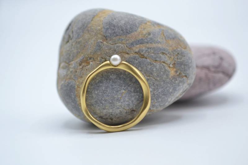 Zierlicher Perlenring Massiver 18K Goldring Kleine Perle Brautjungfer Gold Braut Stapeln Juni Birthstone Ring Zierlicher Perlenring Massiver 18K Goldring Kleine Perle Brautjungfer Gold Braut Stapeln Juni Birthstone Ring von ViazisJewelry