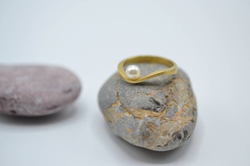 Zierlicher Perlenring Massiver 750Er Goldring Stapelperlenring Welle Zierliche Brautjungfer Ring Gold Zierlicher Perlenring Massiver 750Er Goldring Stapelperlenring Welle Zierliche Brautjungfer Ring Gold von ViazisJewelry