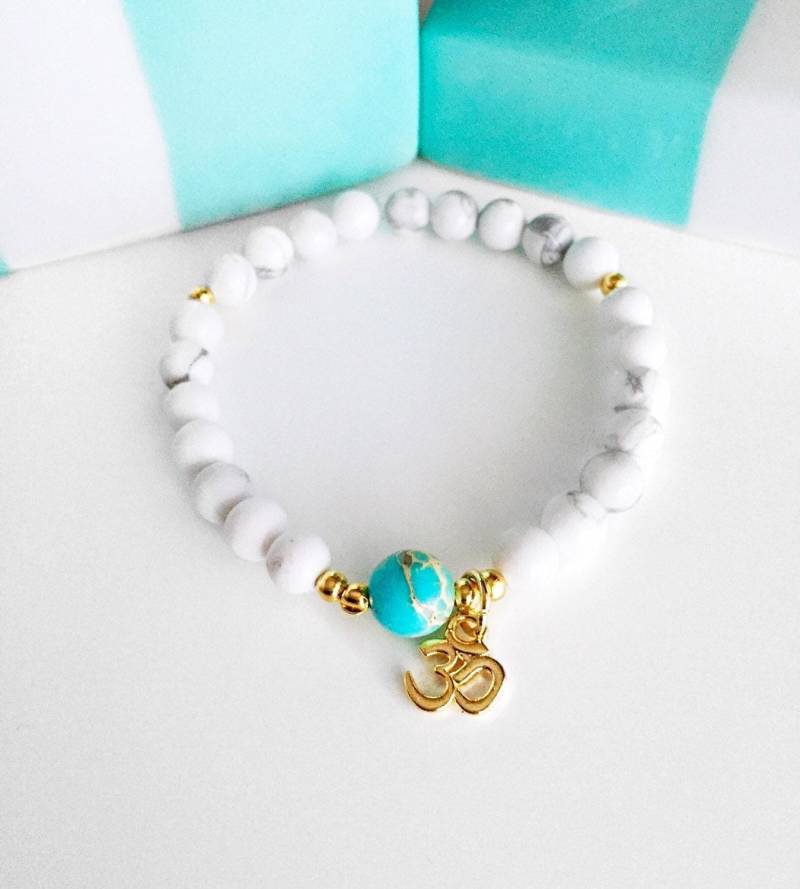 Mala Armband - Wrist Heilende Howlith Perle Yoga Mit Om Anhänger von VibeJewelryInc