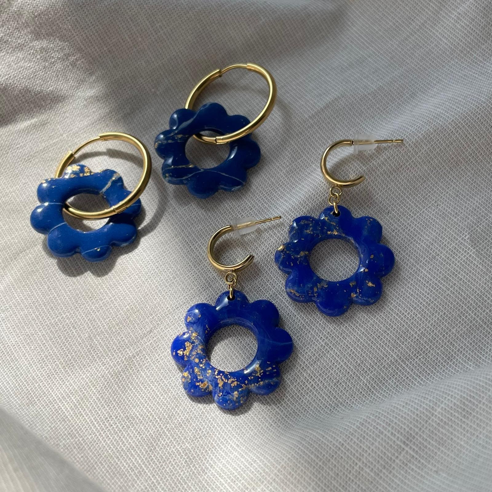 Zweite Wahl Einzigartige Blümchen Statement-Ohrringe | Polymer Clay -Edelstahl Nickelfrei Federleicht Minimaler Abfall Blau Mit Gold Zweite Wahl Einzigartige Blümchen Statement-Ohrringe | Polymer Clay -Edelstahl Nickelfrei Federleicht Minimaler Abfall Blau Mit Gold von VibesConcept