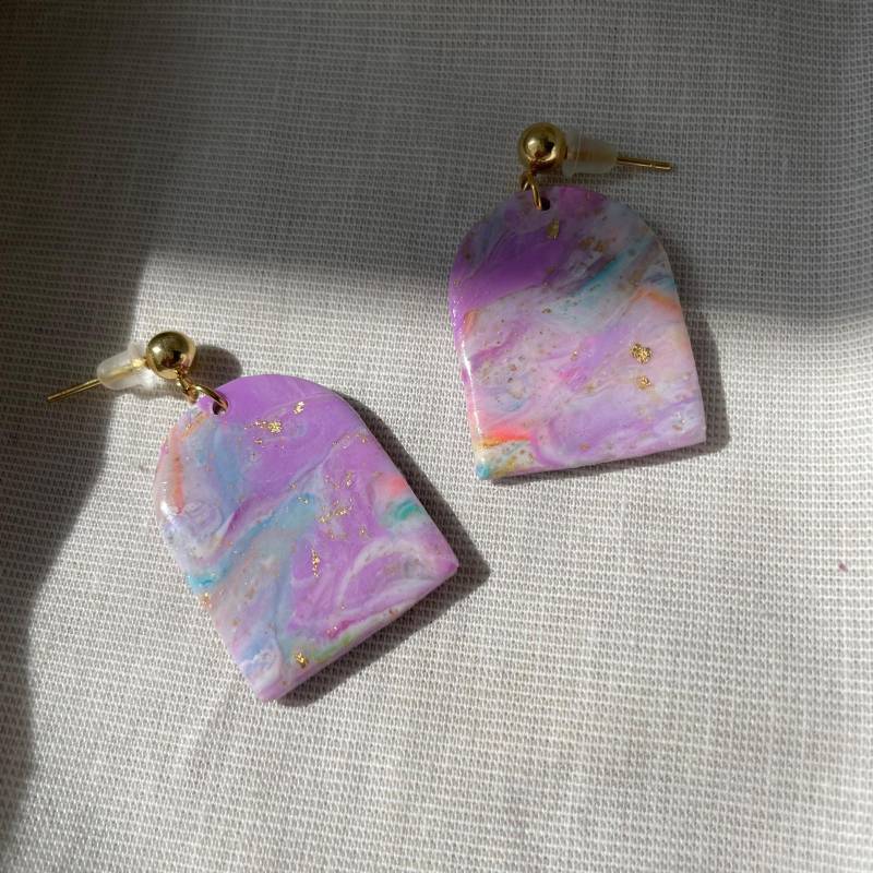 Zweite Wahl Einzigartige Statement-Ohrringe | Polymer Clay Edelstahl Nickelfrei |Federleicht Minimaler Abfall Gold Flieder Lila von VibesConcept