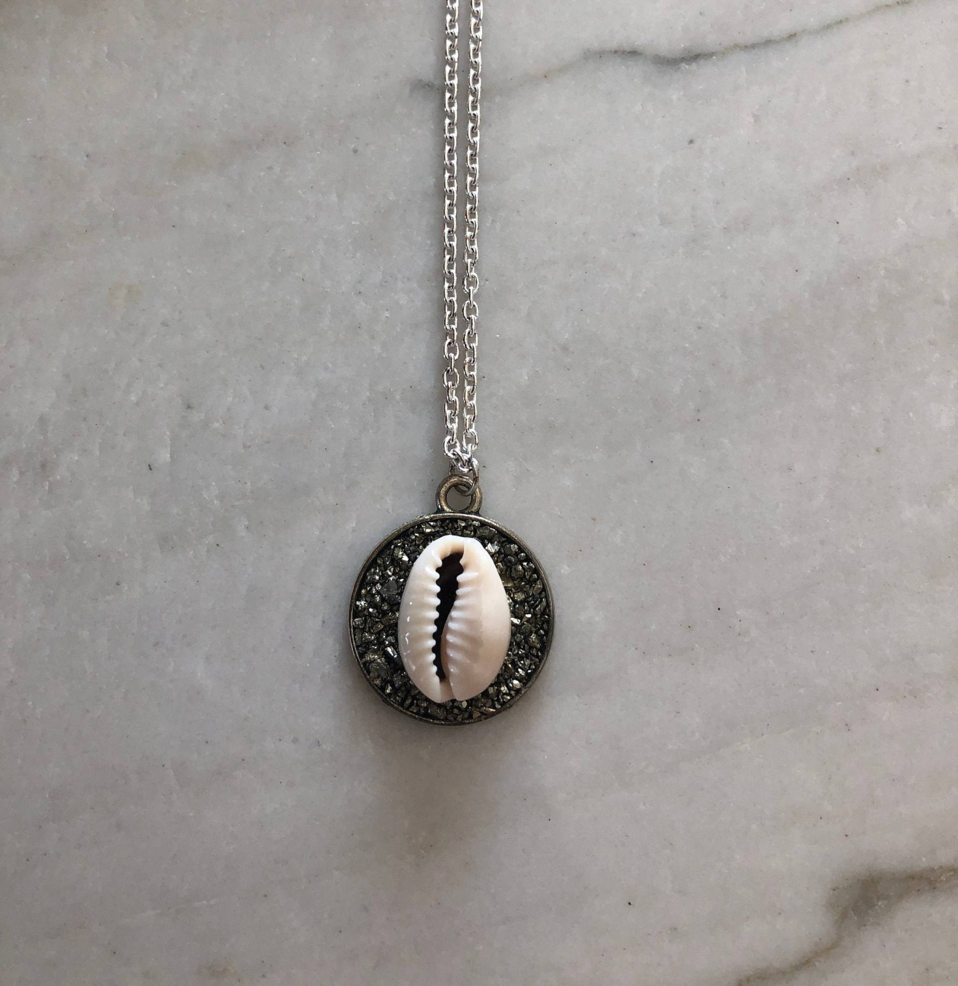 Cowrie Schale Halskette Cowrie Schale Halskette von VibingHigh
