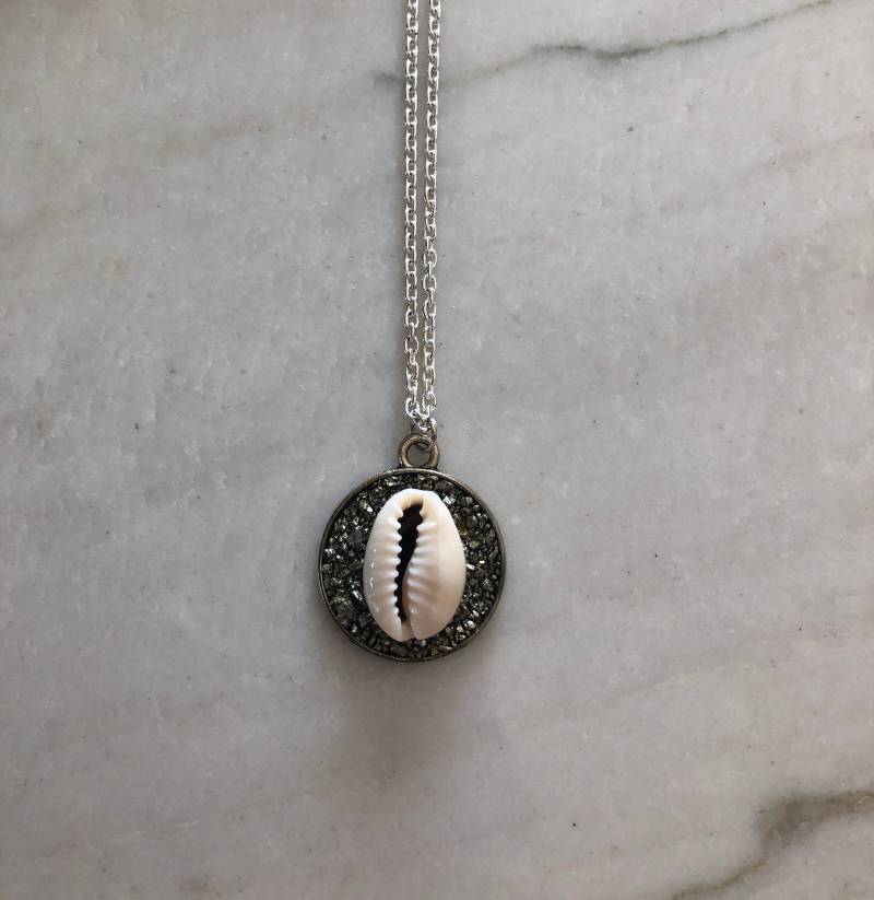 Cowrie Schale Halskette Cowrie Schale Halskette von VibingHigh