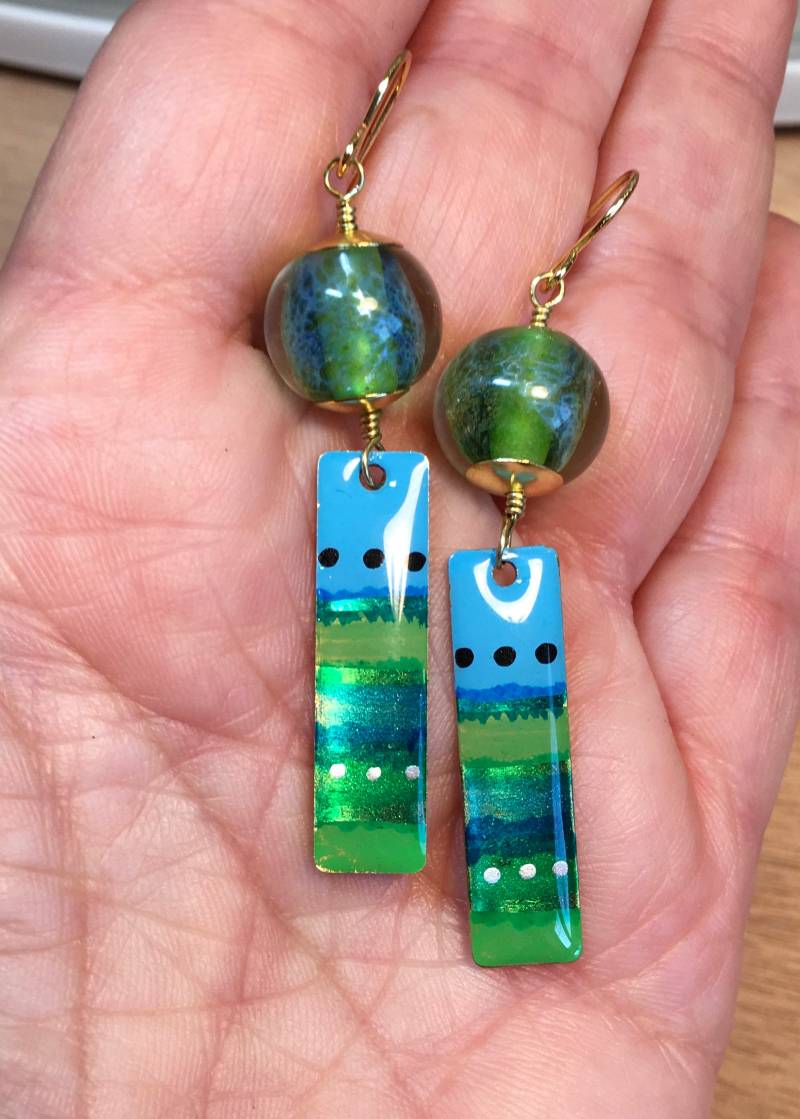 Frühlingshafte Grüntöne, Glasperlen-Ohrringe, Blau-Grüne Ohrringe, Bemalte Messing-Charms-Ohrringe von VibrantAccents