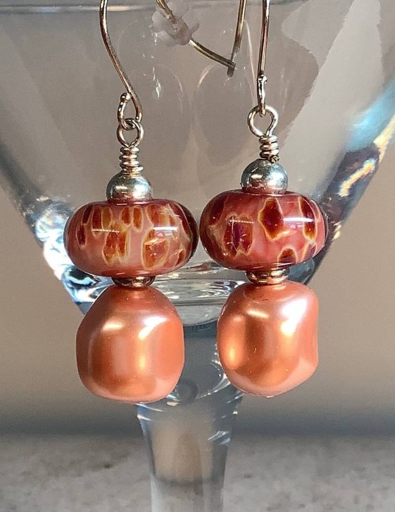 Rosy Peachy Perlenohrringe, Handwerker Glasperlenohrringe, Swarovski Handgemachte Ohrringe, Einzigartige Zierliche Ohrringe von VibrantAccents
