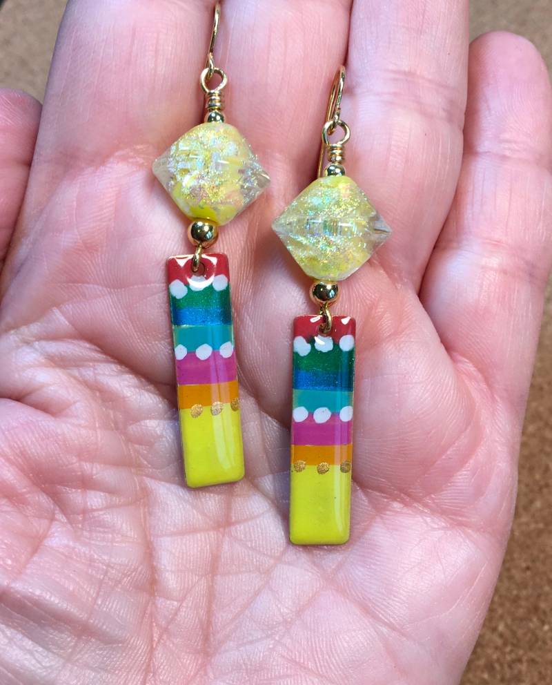 Schimmernder Sonnenschein, Dichroic Glas Handwerker Perlen Ohrringe, Bemalte Messing Charm Einzigartige Unikat Ohrringe von VibrantAccents