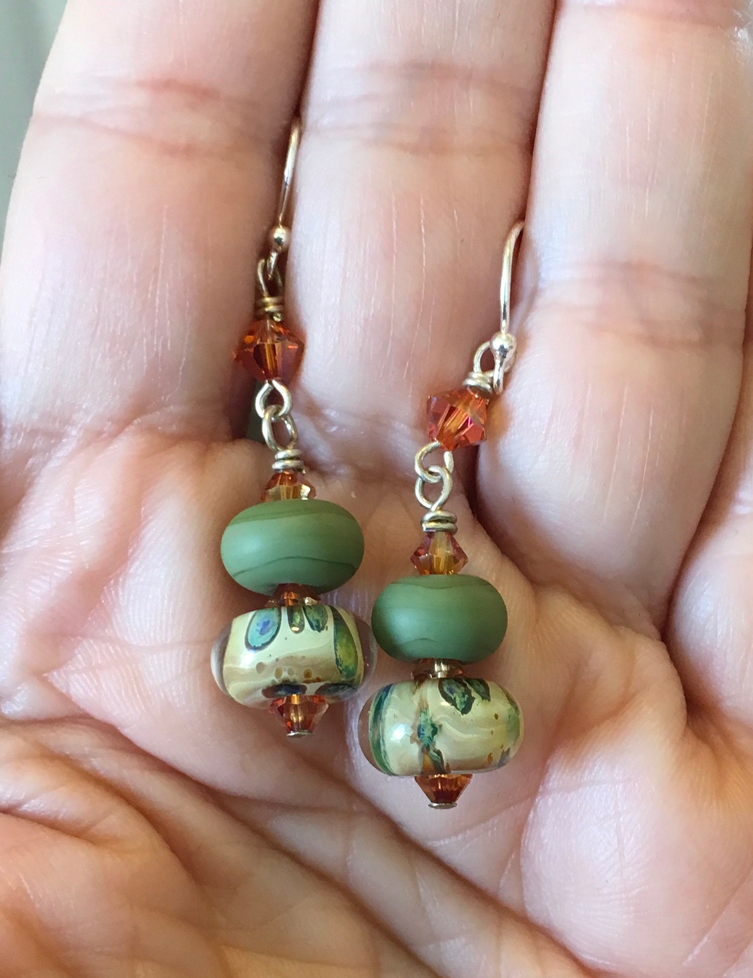 Handwerkliche Glasperlen-Ohrringe Schattierungen Von Grün, Mit Swarovski-Kristallen Handwerkliche Glasperlen-Ohrringe Schattierungen Von Grün, Mit Swarovski-Kristallen von VibrantAccents
