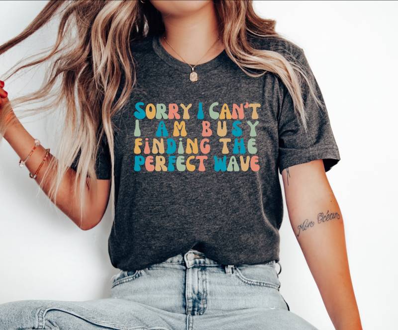 Finding The Perfect Wave Unisex Softstyle T-Shirt von VibrantlifeCreation