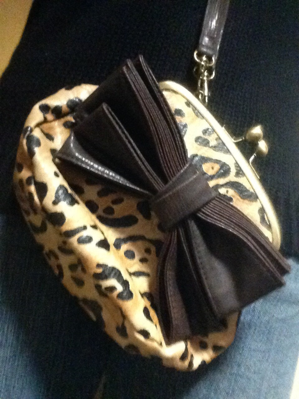 Verkauf Funky 80Er Jahre Vintage Kunstleder Tan & Braun Leopard Print Clutch Tasche Geldbörse W Abnehmbaren Riemen Und Big Bow Akzent von VibrateVintage