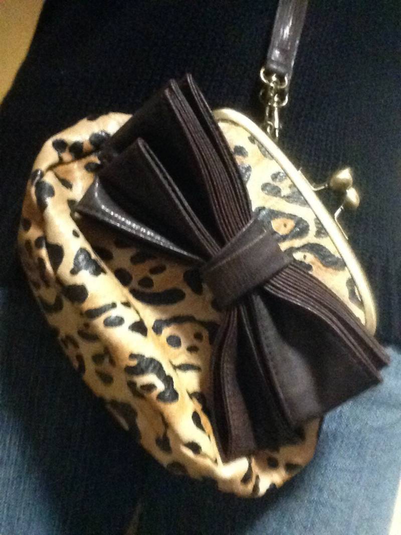 Verkauf Funky 80Er Jahre Vintage Kunstleder Tan & Braun Leopard Print Clutch Tasche Geldbörse W Abnehmbaren Riemen Und Big Bow Akzent Verkauf Funky 80Er Jahre Vintage Kunstleder Tan & Braun Leopard Print Clutch Tasche Geldbörse W Abnehmbaren Riemen Und Big Bow Akzent von VibrateVintage