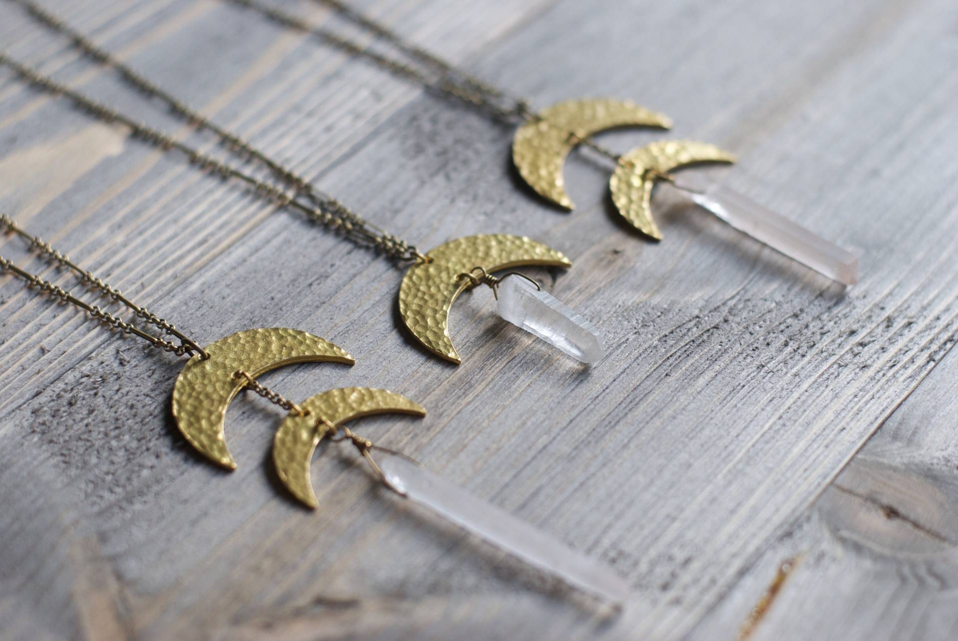 Halbmond Quarz Kristall Halskette » Roher Kristallspitzen Quarzspitzen Heilende Kristalle Boho Doppel Horn Mond Anhänger Halbmond Quarz Kristall Halskette » Roher Kristallspitzen Quarzspitzen Heilende Kristalle Boho Doppel Horn Mond Anhänger von ViceAndVirtueNYC