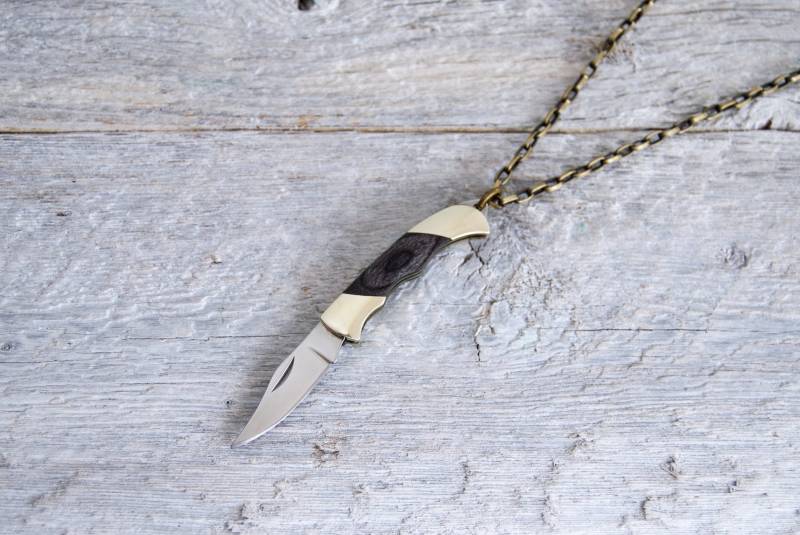 Mini Taschenmesser Halskette » Mit Holzgriff Herren Mann Schmuck Halsketten Für Männer Geschenke Ihn Miniatur-Messer Mini Taschenmesser Halskette » Mit Holzgriff Herren Mann Schmuck Halsketten Für Männer Geschenke Ihn Miniatur-Messer von ViceAndVirtueNYC