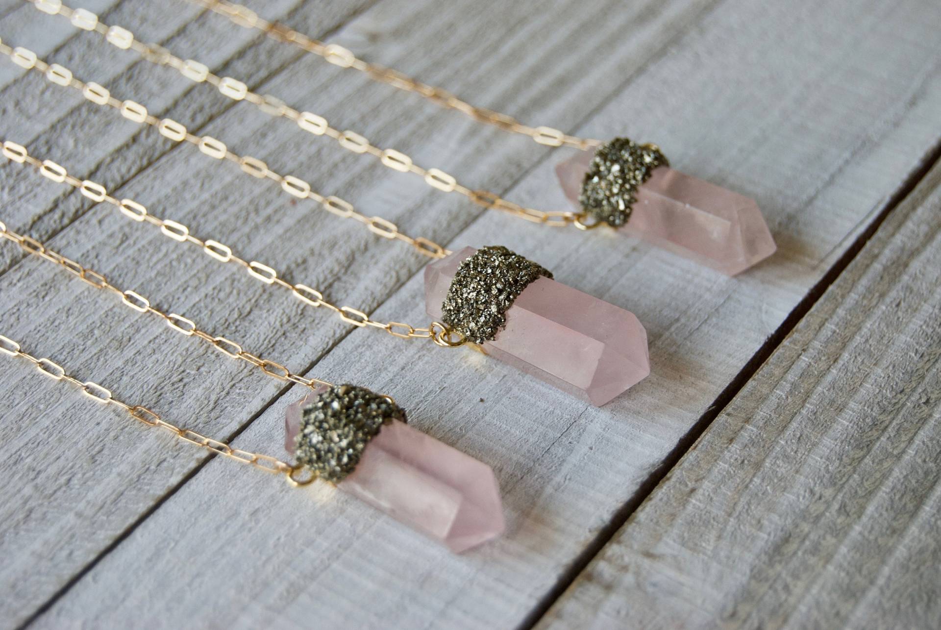Rosenquarz Halskette Mit Pyrit Und Gold Filled Kabelkette » Boho Schmuck Layering Halsketten Kristall-Halskette Rosenquarz Halskette Mit Pyrit Und Gold Filled Kabelkette » Boho Schmuck Layering Halsketten Kristall-Halskette von ViceAndVirtueNYC