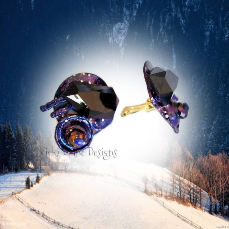 Handbemalte Lila Stein Ohrclips Gold Plate Wearable Art Handbemalte Lila Stein Ohrclips Gold Plate Wearable Art von VickiDianeDesigns