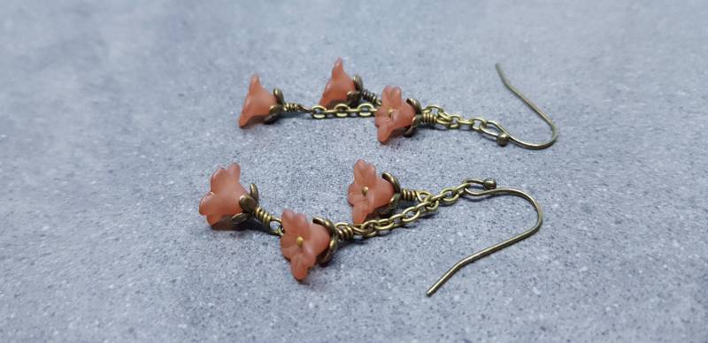 Blumen Ohrringe, Hypoallergene Ohrdrähte, Boho Schmuck, Braune Vintage Herbst Ohrringe von VickiesVintageDesign