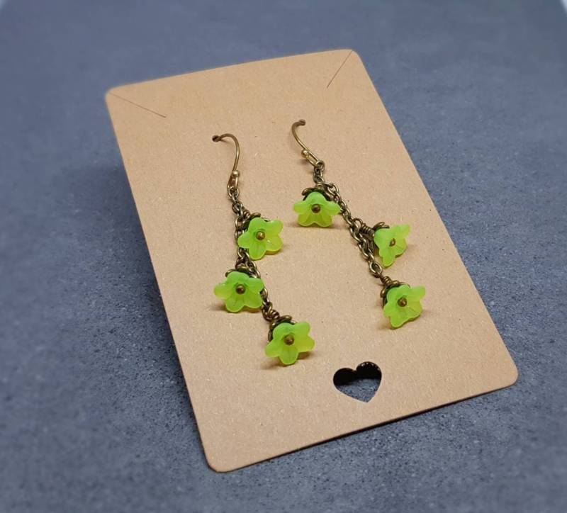 Blumen Ohrringe, Hypoallergene Ohrdrähte, Limette Grüne Boho Schmuck, Einfache Vintage Ohrringe von VickiesVintageDesign