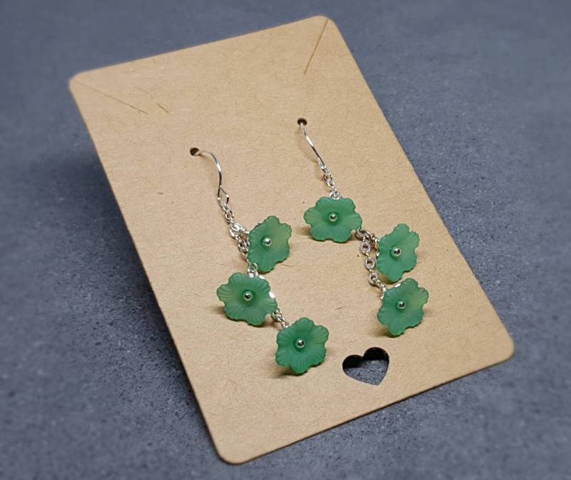 Blumen Ohrringe, Hypoallergene Ohrdrähte, Smaragdgrüne Boho Schmuck, Einfache Vintage Ohrringe von VickiesVintageDesign