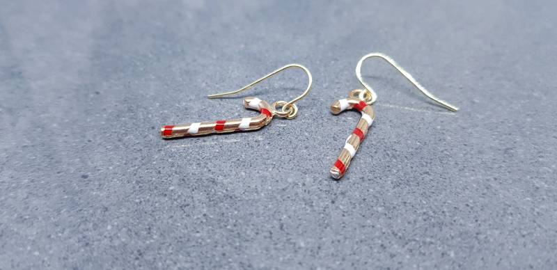 Candy Cane Ohrringe, Hypoallergene Ohrdrähte, Gold Emaillierte Weihnachtsohrringe, Party Festliche Ohrringe von VickiesVintageDesign
