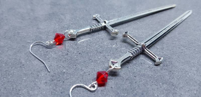 Dolch Ohrringe, Rote Primero Crystals®, Schwert Cosplay Schmuck, Gothic Kommt Als Paar von VickiesVintageDesign