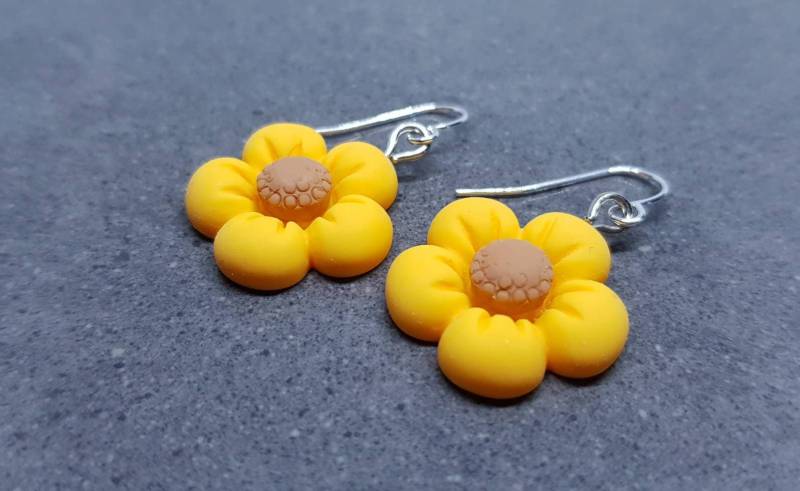Gelbe Gänseblümchen Ohrringe, Hypoallergene Ohrdrähte von VickiesVintageDesign
