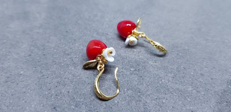 Glas Apfel Ohrringe, Hypoallergene Ohrdrähte, Obst Schmuck, Herbst Roter Blumen Ohrringe von VickiesVintageDesign