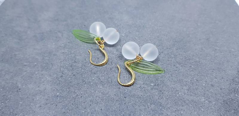 Glas Mistelzweig Ohrringe, Beeren Hypoallergene Ohrdrähte, Schmuck, Herbst Weihnachtsschmuck von VickiesVintageDesign