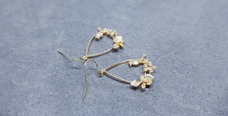 Gold Vogel Mit Blume Teardrop Ohrringe, Hypoallergene Ohrdrähte, Messing Micro Pave Cubic Zirkonia, Detailliert Und Hübsch von VickiesVintageDesign