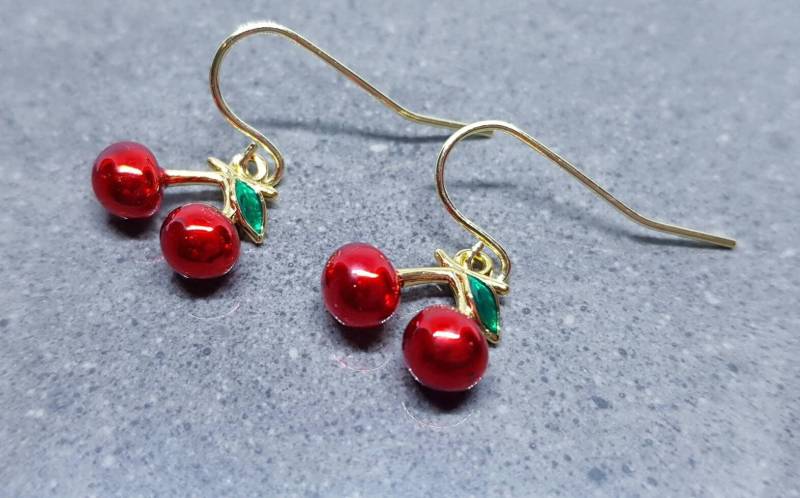 Kirsche Ohrringe, Hypoallergene Ohrdrähte, Kirschblüten Sommer Ohrringe von VickiesVintageDesign