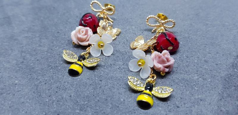 Marienkäfer Ohrringe, Biene Messing Bogen Ohrstecker, Hummel Blumen Schmuck, Rose Gänseblümchen Ohrringe von VickiesVintageDesign