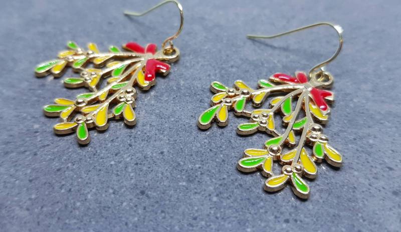 Mistelzweig Ohrringe, Hypoallergene Ohrdrähte, Sterling Silber Weihnachtsohrringe, Festliche Ohrringe von VickiesVintageDesign