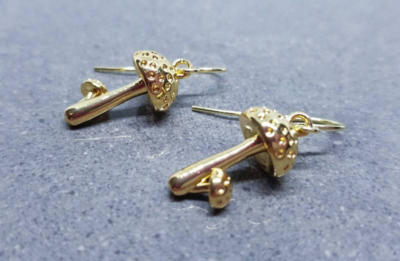 Pilz Ohrringe, Hypoallergene Ohrdrähte, Krötenhocker Goldohrringe, Goldpilzohrringe von VickiesVintageDesign