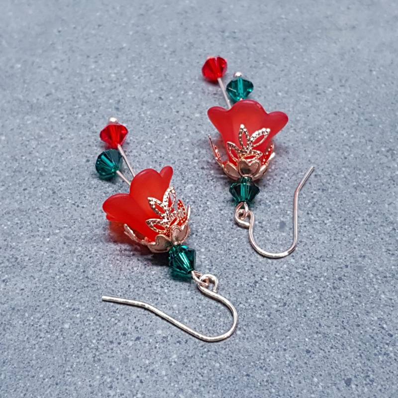 Rote Blumen Ohrringe, Hypoallergene Ohrdrähte, Sterlingsilber Grüne Und Rote Primero Crystals®, Weihnachtsschmuck von VickiesVintageDesign