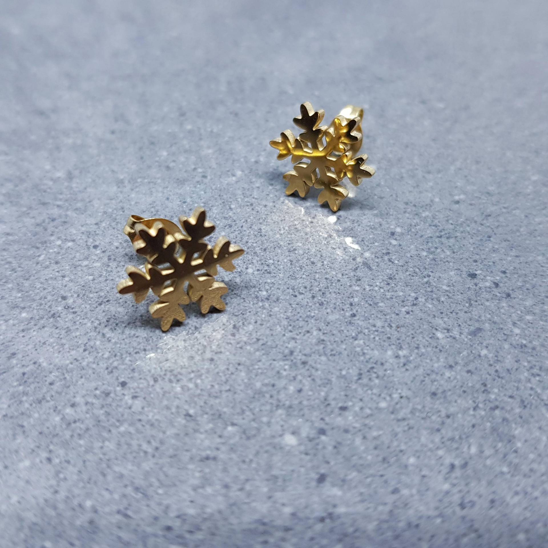 Schneeflocke Ohrringe, Edelstahl Ohrstecker, Hypoallergene Rosegold Weihnachtsohrringe, Festliche Ohrringe von VickiesVintageDesign