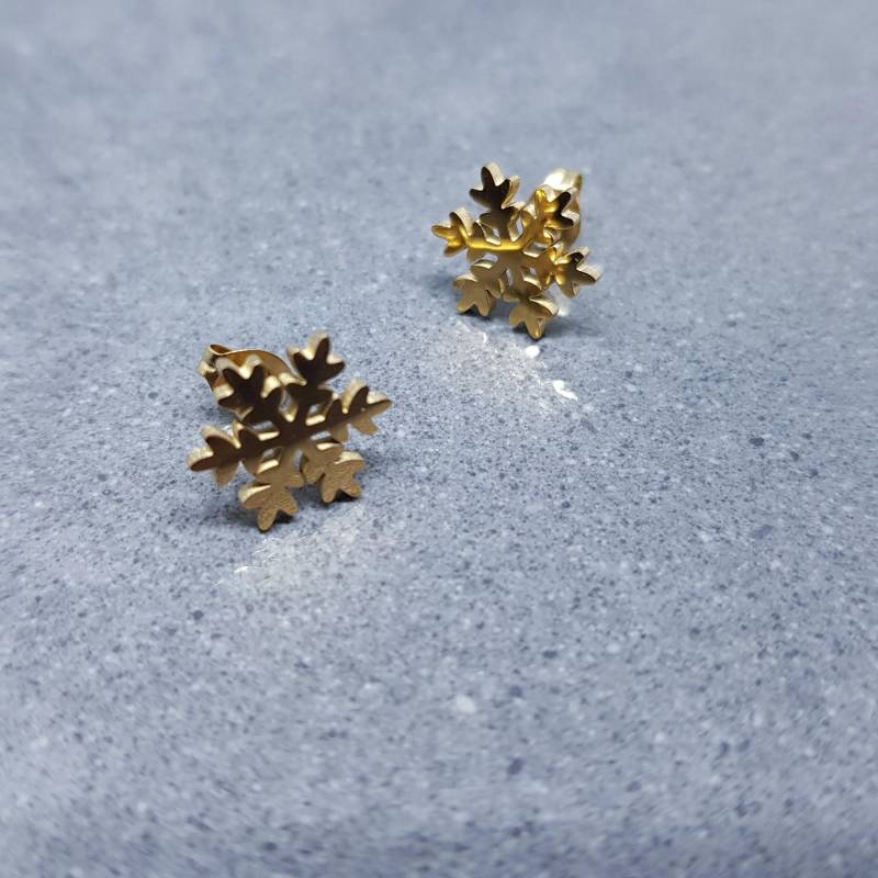 Schneeflocke Ohrringe, Edelstahl Ohrstecker, Hypoallergene Rosegold Weihnachtsohrringe, Festliche Ohrringe von VickiesVintageDesign