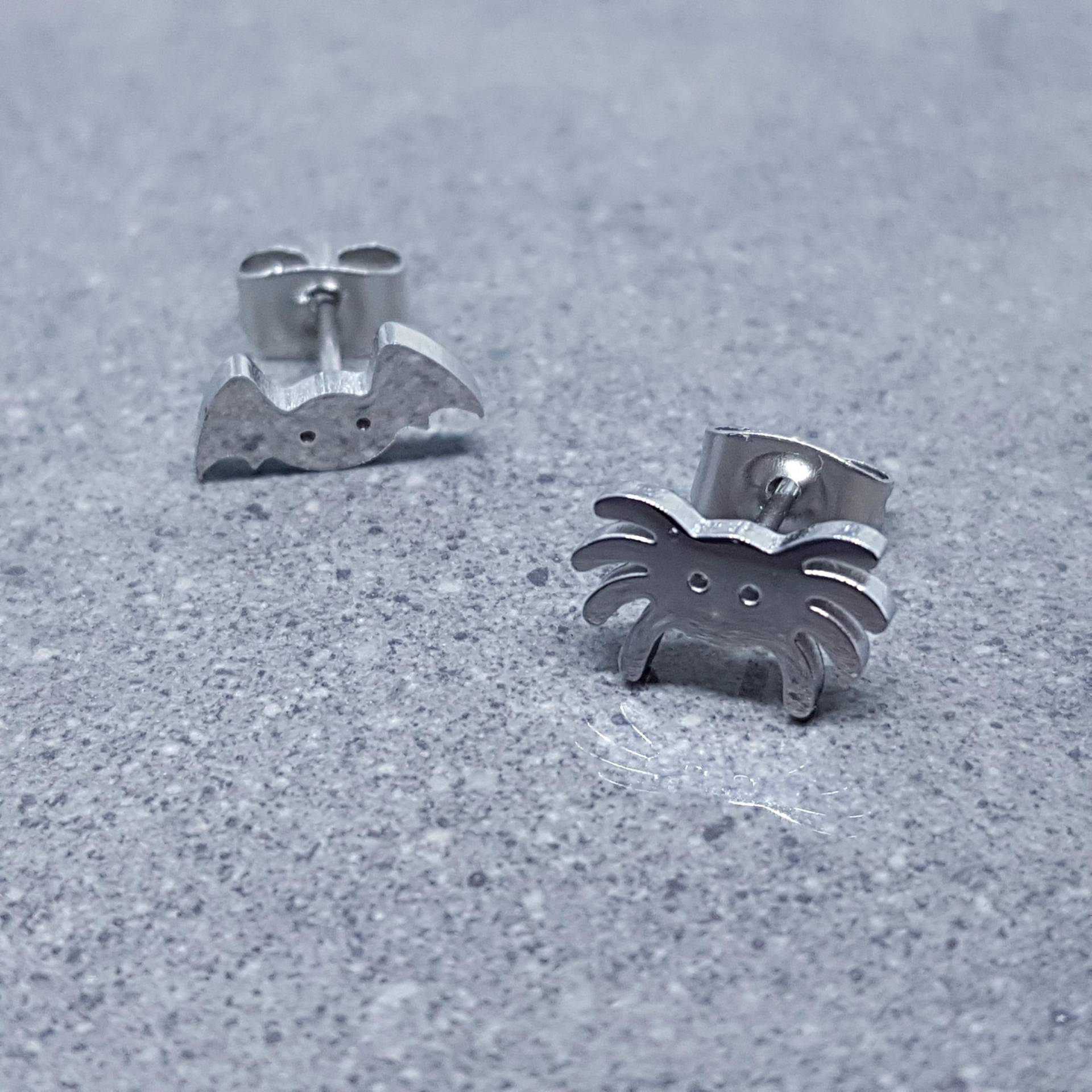 Spinne Und Fledermaus Ohrringe, Edelstahl Ohrstecker, Hypoallergene Silber Halloween Gruselige Ohrringe von VickiesVintageDesign