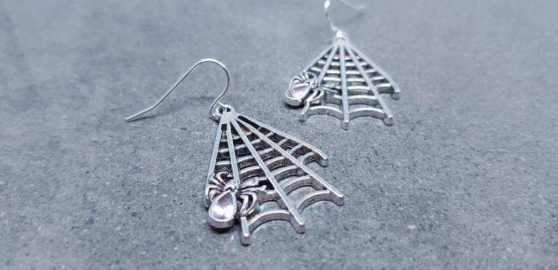 Spinnennetz Ohrringe, Hypoallergene Ohrdrähte, Cob Web Gothic Spinnen Ohrringe von VickiesVintageDesign