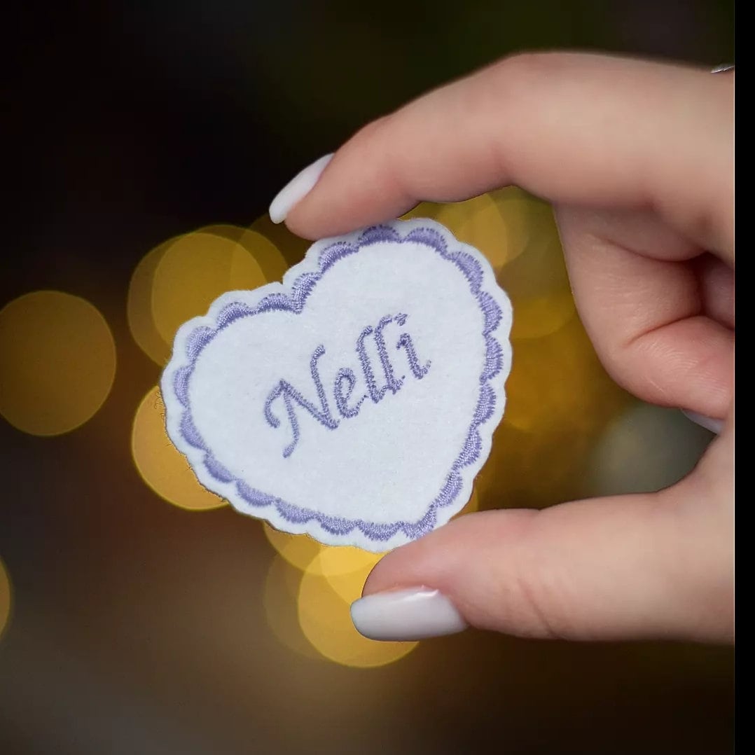 Aufnäher in Herzform Mit Dem Wunschnamen | Gestickter Name Personalisiert 5 cm Breit Aufnäher in Herzform Mit Dem Wunschnamen | Gestickter Name Personalisiert 5 cm Breit von VickyARTde