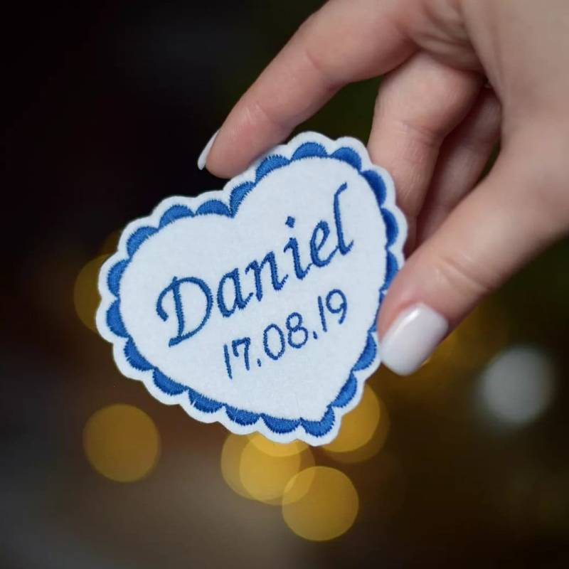 Aufnäher in Herzform Mit Dem Wunschnamen Und Datum| Gestickter Name | Personalisiert 7, 5 cm Breit von VickyARTde