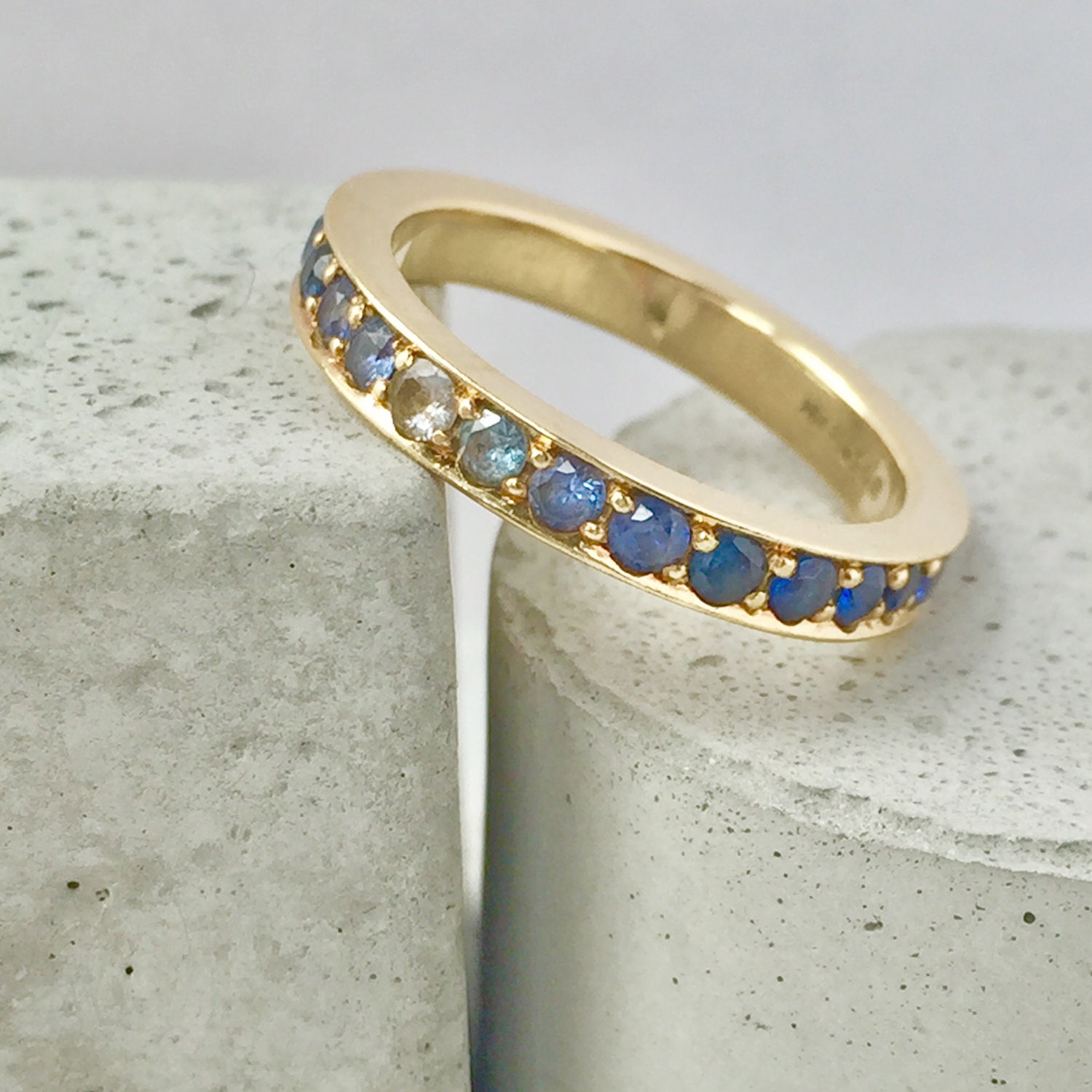 Blauer Saphir Eternity Ring Blauer Saphir Eternity Ring von VickyDaviesJewellery