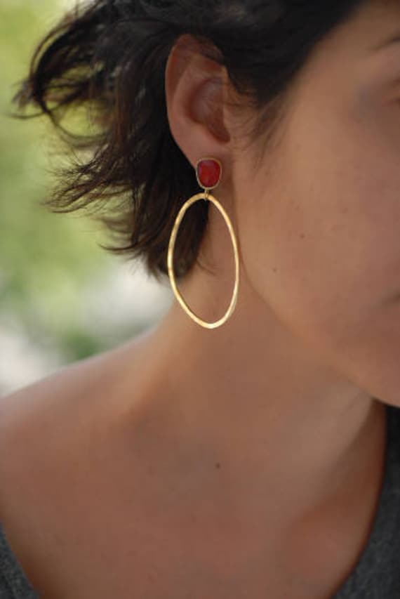 Goldene Mismatched Creolen, Tropfen Statement Ohrringe, Rosa Emaille, Einzigartige Geschenke Goldene Mismatched Creolen, Tropfen Statement Ohrringe, Rosa Emaille, Einzigartige Geschenke von VickyKyritsi