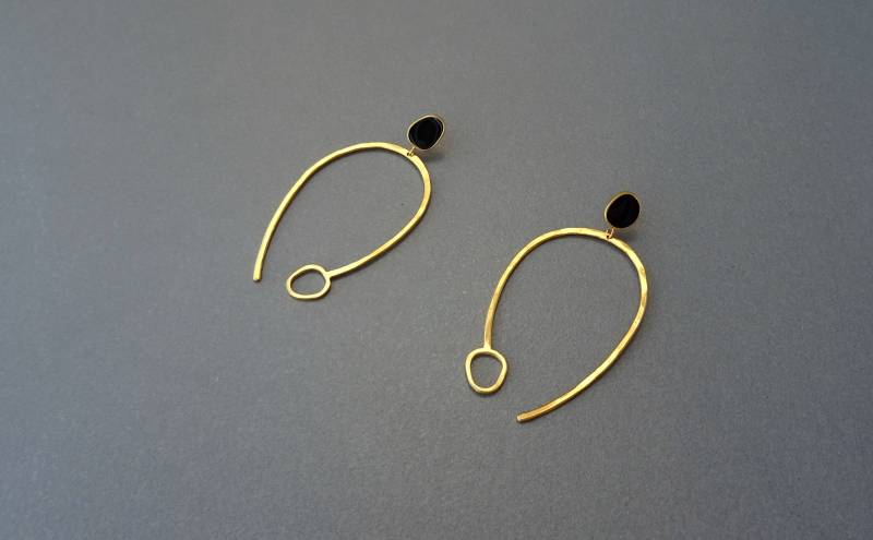 Ovale Gehämmerte Creolen, Schwarze Emaille Ohrringe, Goldene Party Ohrringe Ovale Gehämmerte Creolen, Schwarze Emaille Ohrringe, Goldene Party Ohrringe von VickyKyritsi