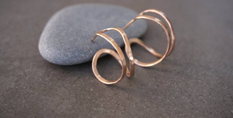 Roségold Offene Creolen, Gehämmerte Doppelcreolen, Rosévergoldete Ohrringe von VickyKyritsi